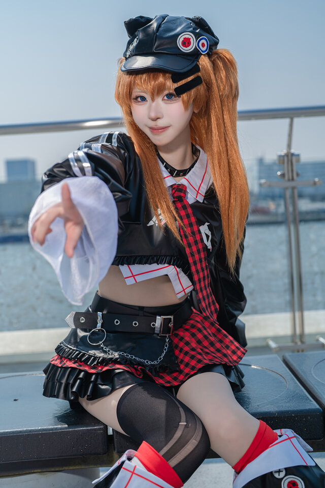 コスプレ】フィギュアのような細いウエストと美脚が際立つ!「エヴァ