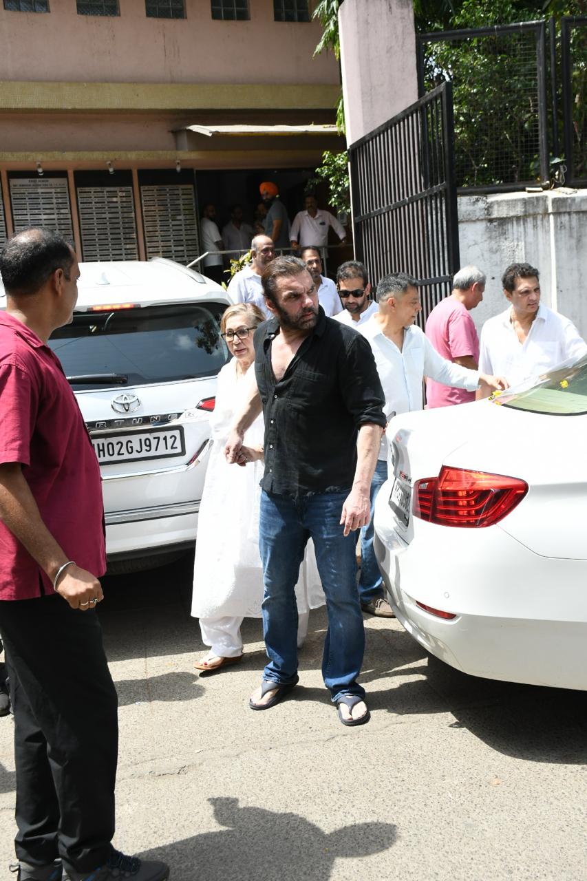 Salman Khan, along with mothers, attends close friend Kumod Raney's funeral
