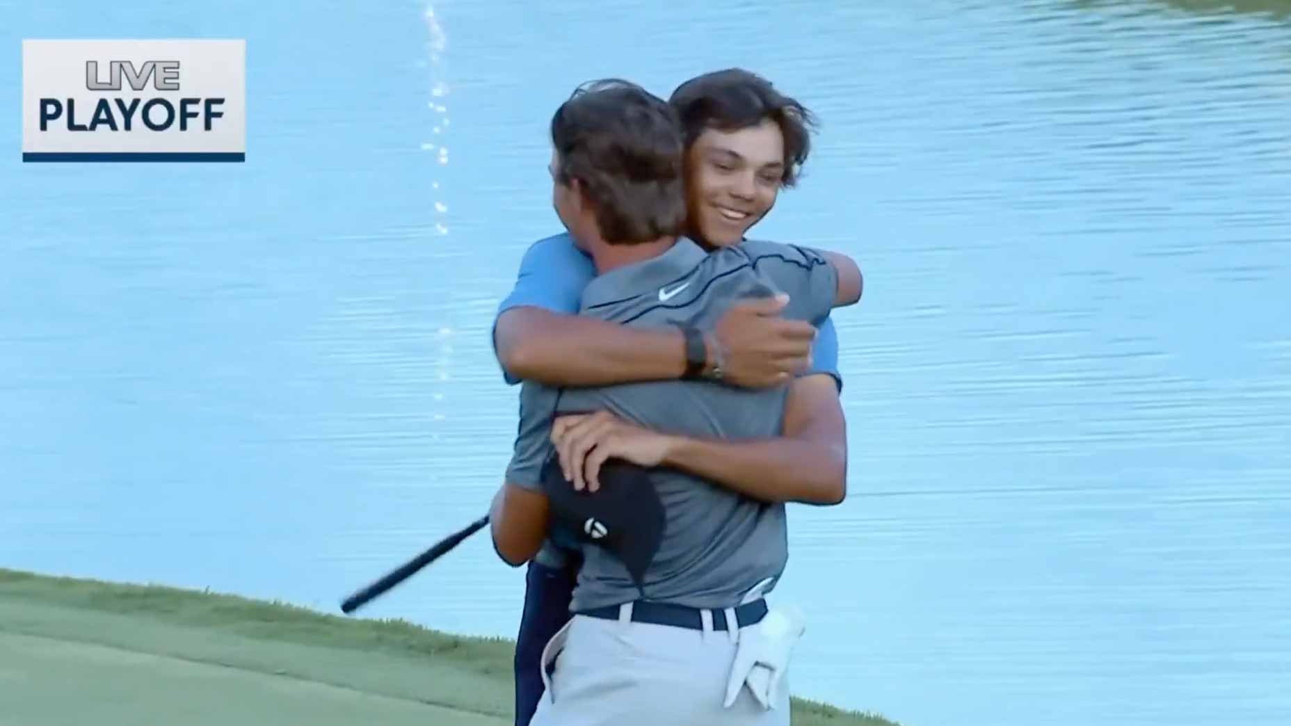Con Charlie Woods como caddie, la joven promesa se clasifica para el US Open.