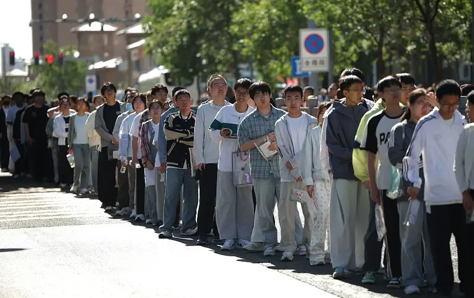 Gaokao good-luck ritual goes viral as candidate numbers fall