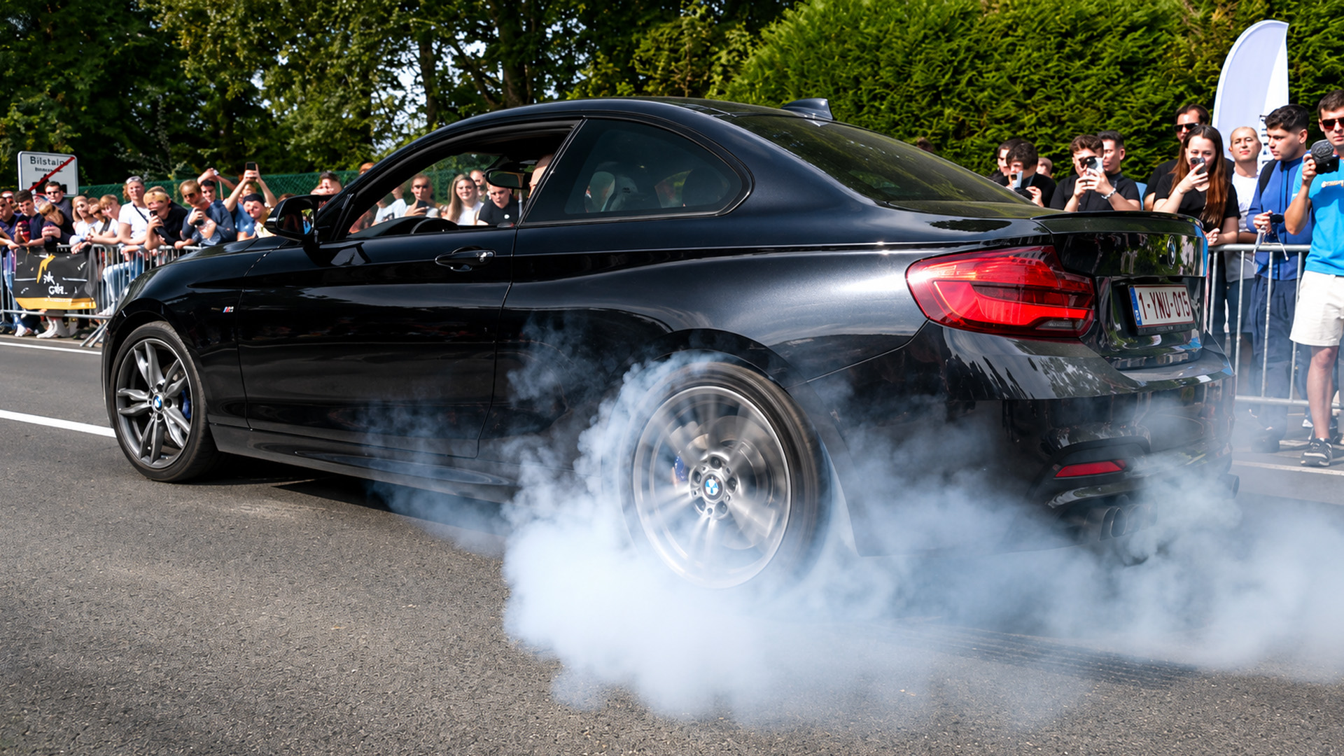 BMW 2 series insane burnout in front of crowd