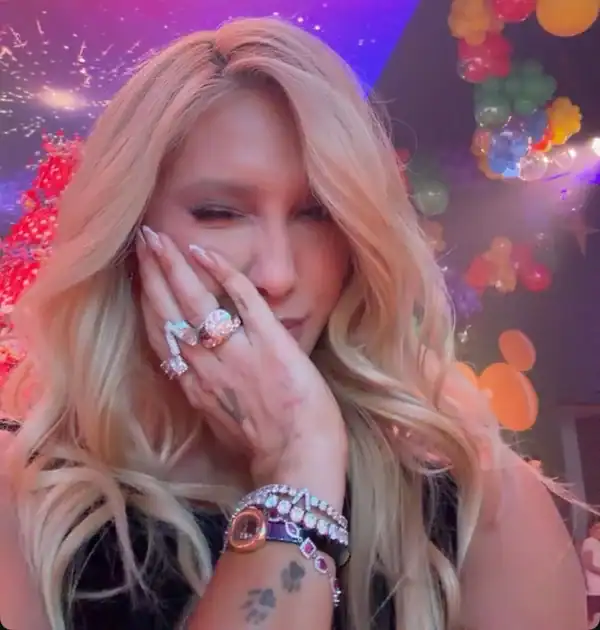 Virginia Fonseca se diverte em hotel de Nova York após noite de drinks