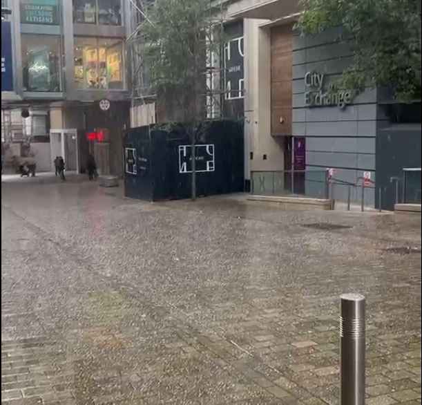 Watch as flash hailstorm falls in Leeds as brave busker continues ...