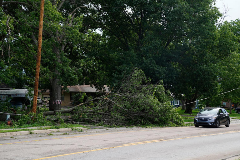 Midwest power outage map shows outages as storms continue Thursday