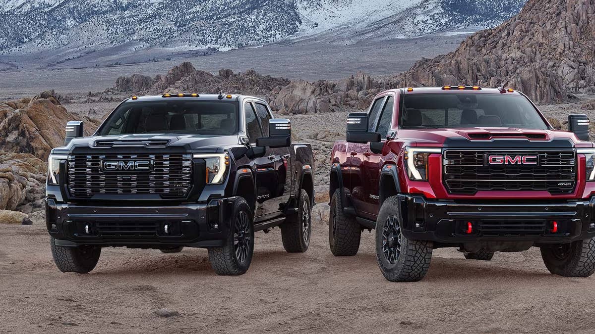 2025-sierra-hd-mov-gallery-exterior-13-1920x960-25pgsrhd00111