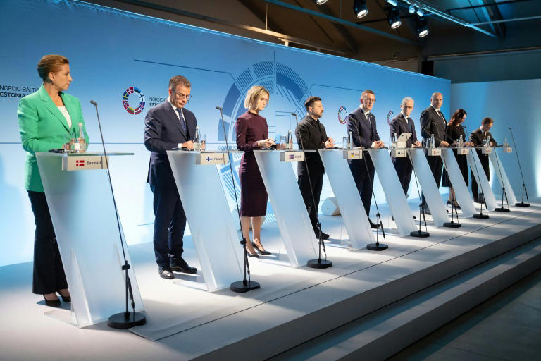 Die Regierungschefs von acht nordischen und baltischen Staaten haben sich für einen EU-Beitritt der Ukraine "so schnell wie möglich" ausgesprochen. Angesichts der von der Ukraine erzielten "Fortschritte" sollten alle Kapitel der Beitrittsverhandlungen mit Kiew bereits "im Juni/Juli 2026" eröffnet werden.
© RAIGO PAJULA