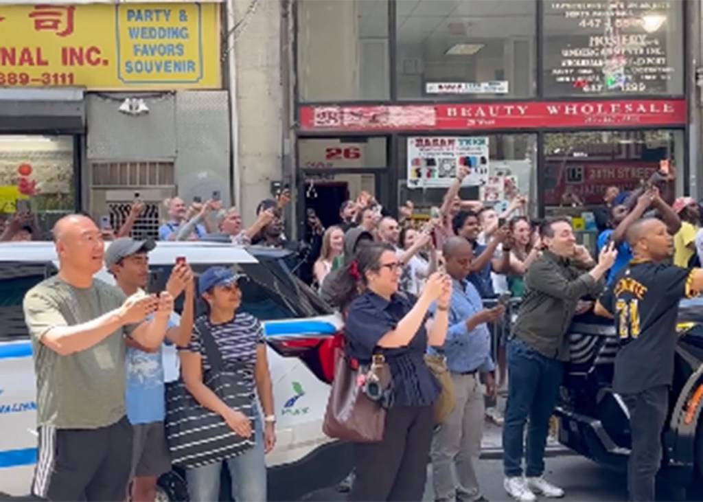 Knicks fans wait outside Spurs hotel to boo players with tension ...