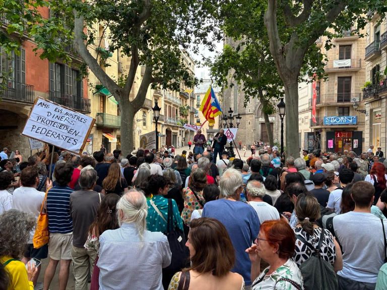 Un centenar de personas protestan en Barcelona por la visita del Papa ...