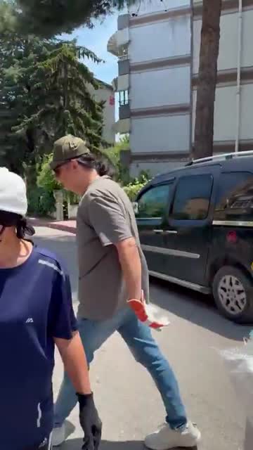Şarkıcı Çelik sokakta atık kağıt topladı