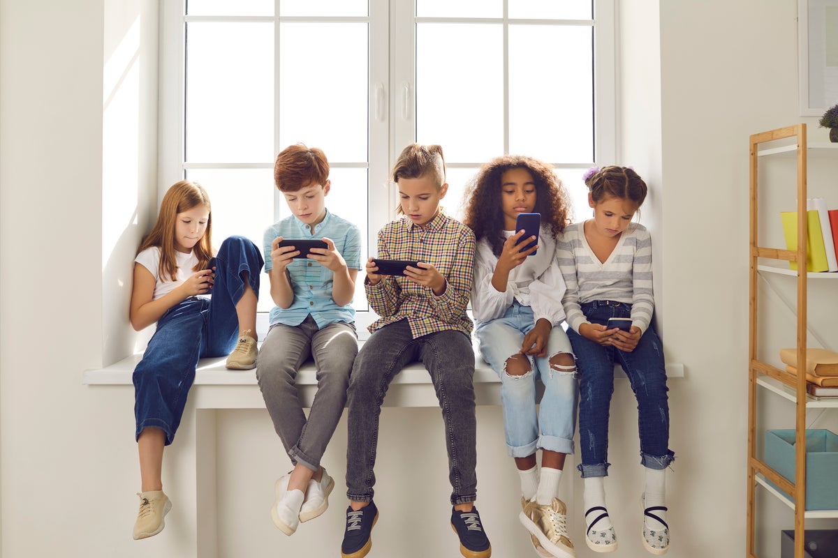smartphones kids.jpeg