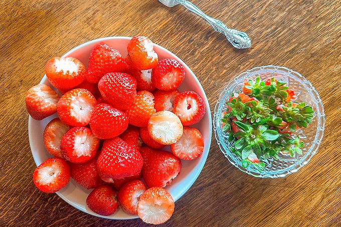 The Strawberry Prep Trick Strawberry Hack Steps Lindsay Parrill For Taste Of Home 02