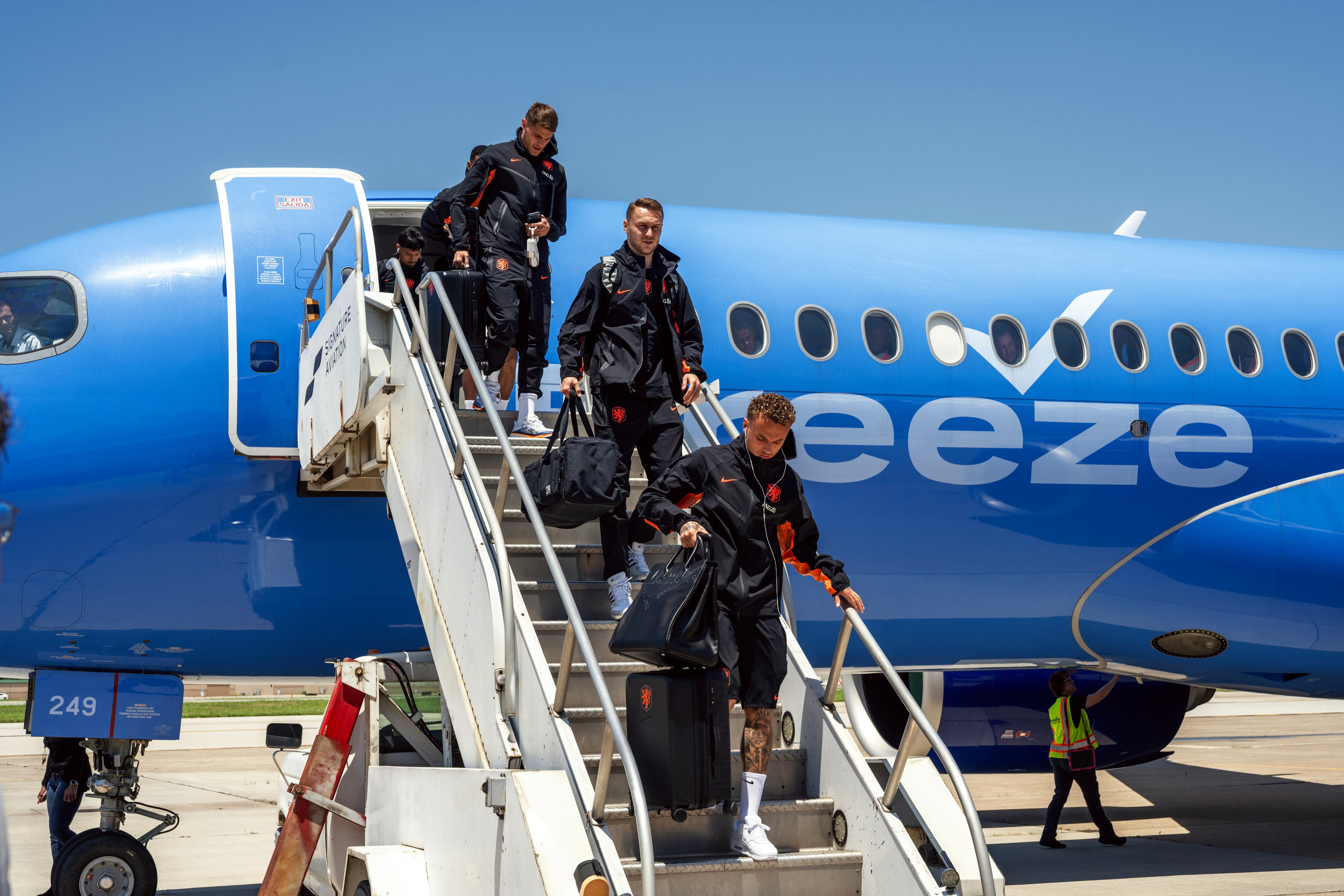 Netherlands soccer team arrives in Kansas City, greeted by fans
