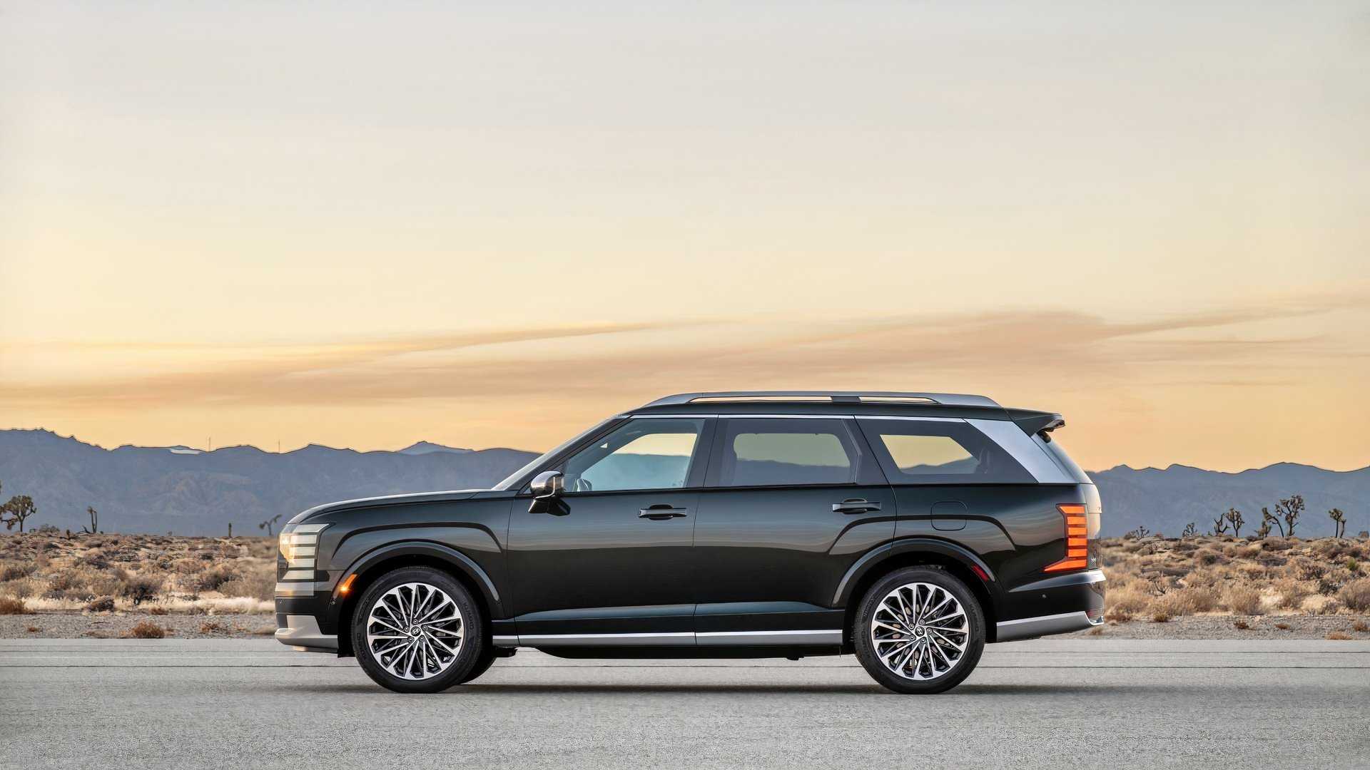 A side view of a Hyundai Palisade Hybrid