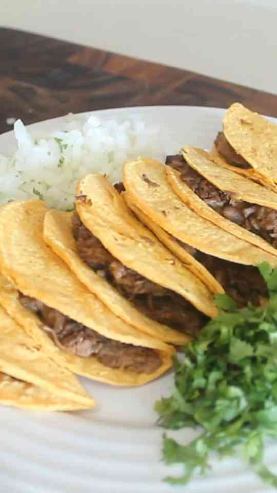 Toques finales para la presentación de auténticos tacos bañados