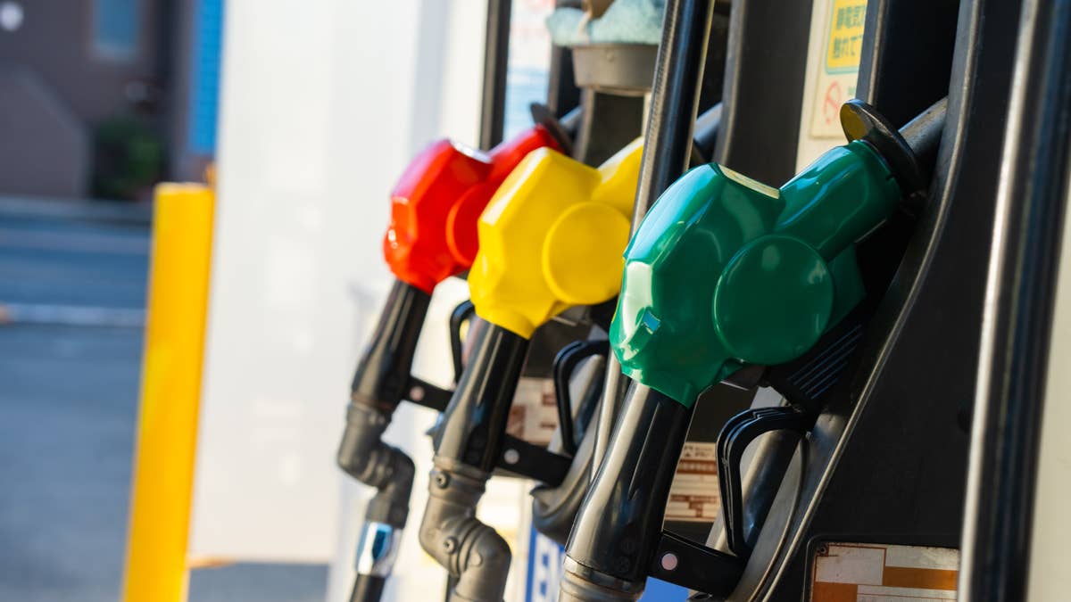 Oil Surges 4%, Sparking Rate-Hike Fears on Wall Street