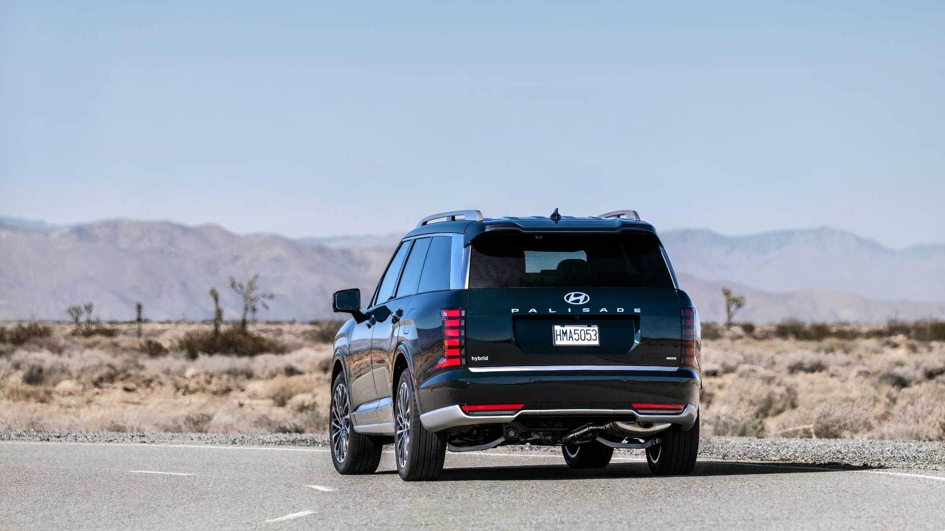 A Hyundai Palisade Hybrid as viewed from the rear while driving away