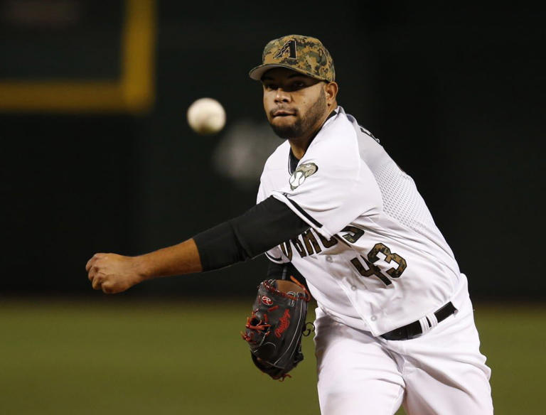 ¡Refuerzan el relevo! Diablos Rojos del México firma al zurdo Edwin Escobar