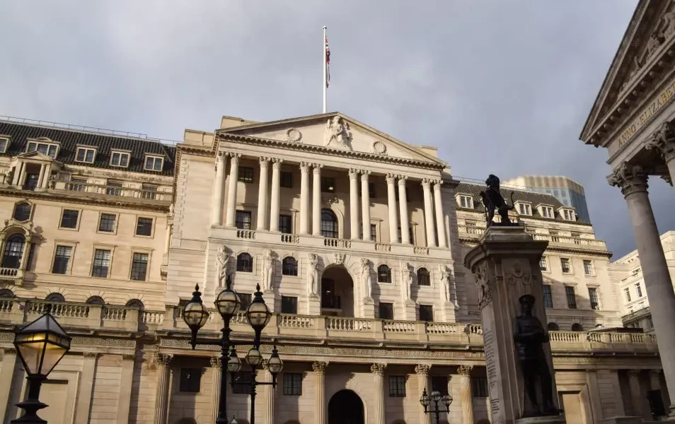 UK banks lift savings rates past 4.2% amid competition