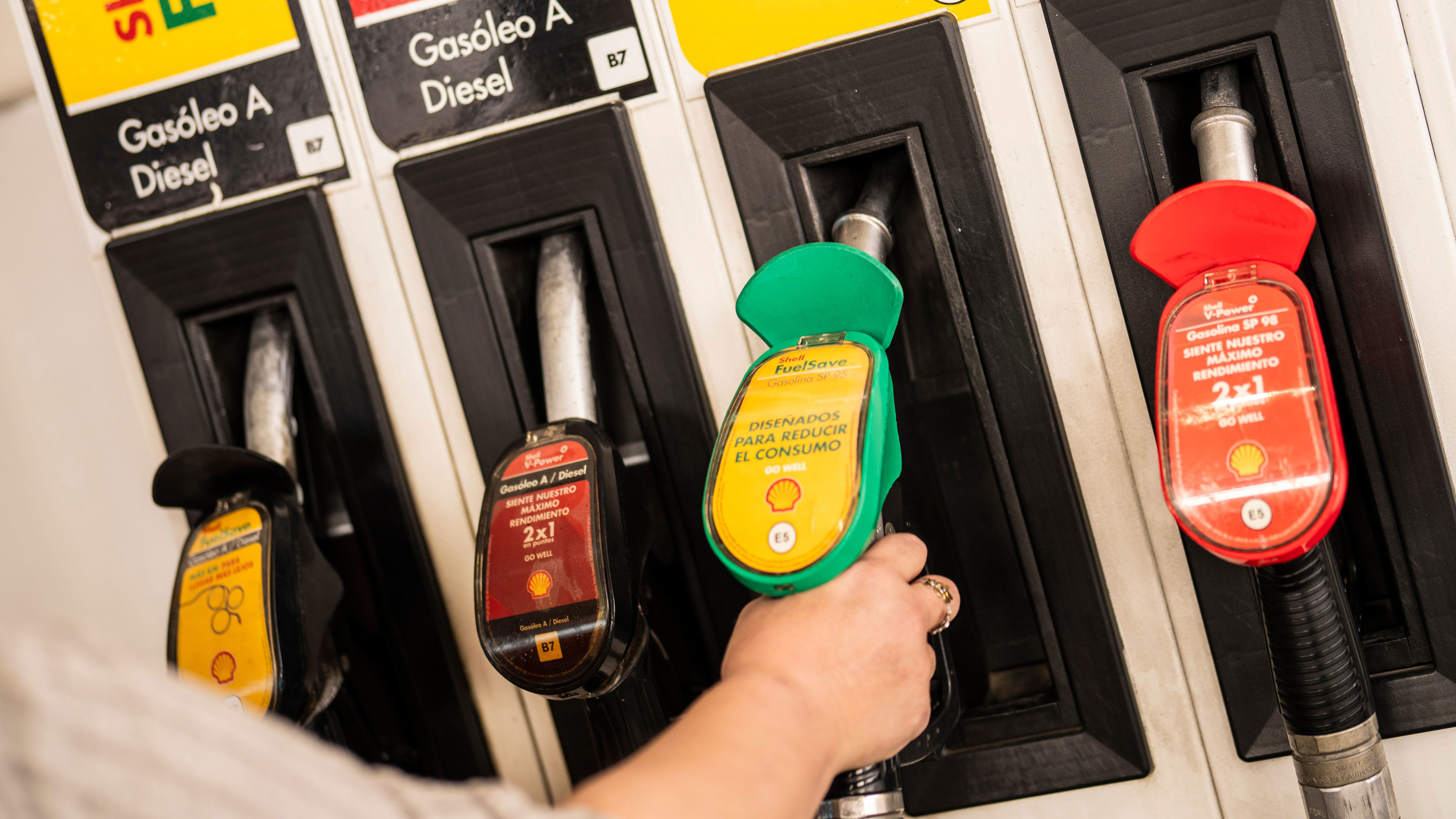 El IVA de los combustibles vuelve al 21%, pero se mantiene rebajado el ...