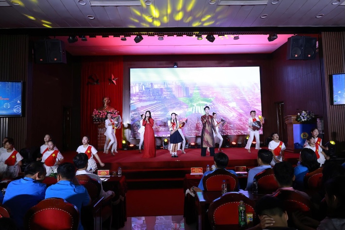 Trao quà cho con của đoàn viên, người lao động khó khăn