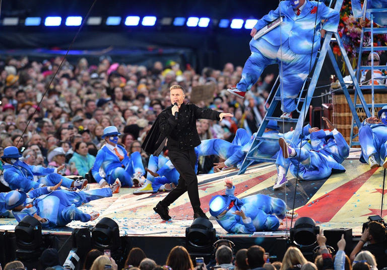 Take That singer Gary Barlow entertains the audience at Sunderland's Stadium of Light. Picture by Frank Reid.