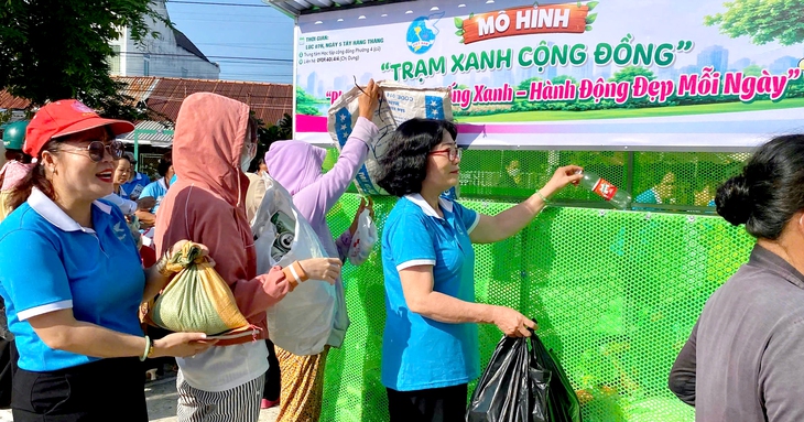 'Trạm xanh cộng đồng' của chị em phụ nữ, đổi rác lấy quà