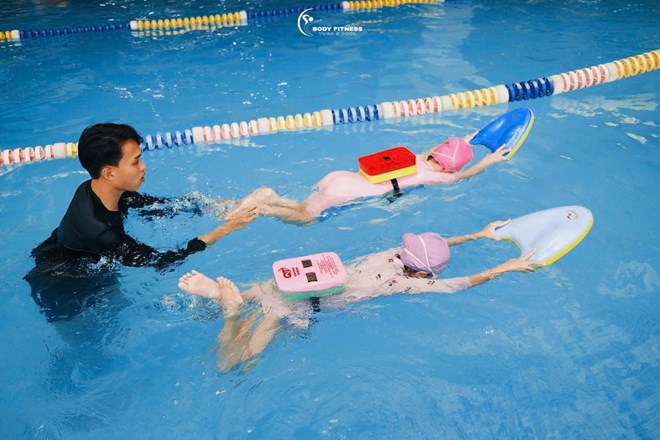 Bộ GDĐT: Không yêu cầu học sinh tiểu học phải có chứng chỉ bơi lội