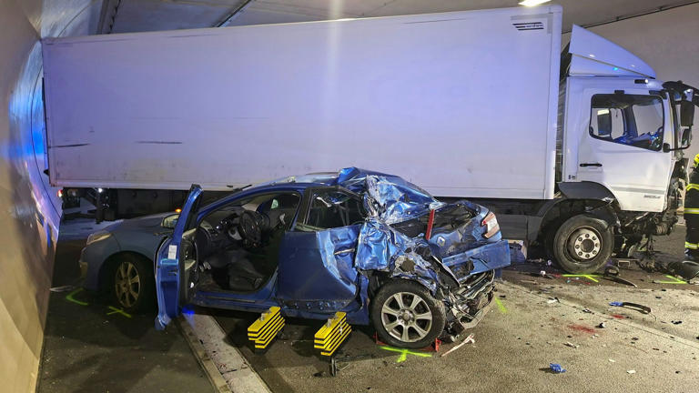Lkw und Pkw krachten aus noch unbekannter Ursache zusammen.