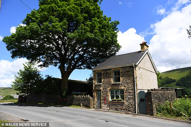 Last home in derelict English village goes on sale for £35k