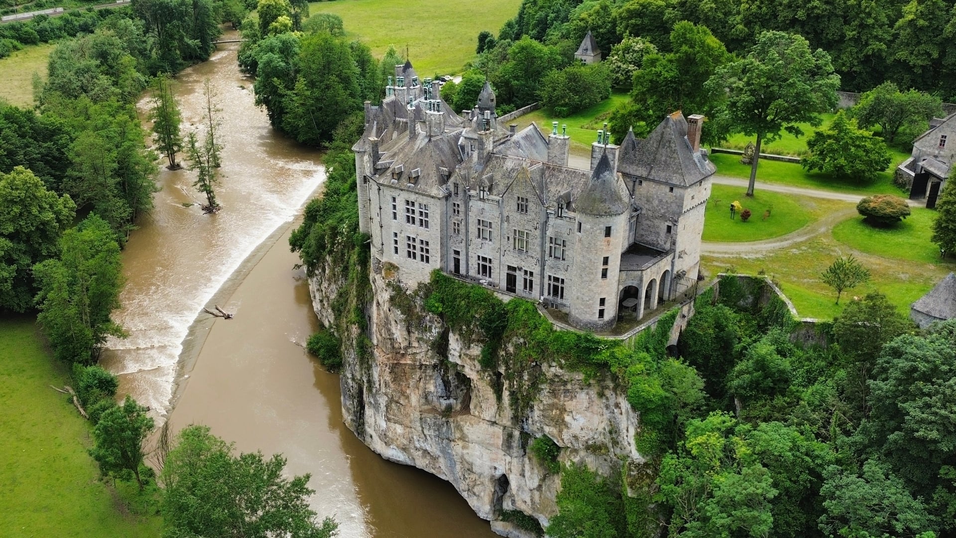 À 3 heures de Paris, ce château du XIIIe siècle à l’allure féérique a ...