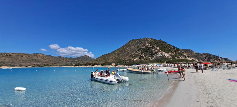 Spiaggia Villasimius, dopo rogo 2025 numero chiuso e limiti a ombrelloni