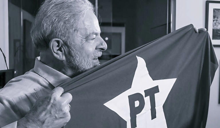 Lula segurando bandeira do PT. Foto: Divulgação/Ricardo Stuckert