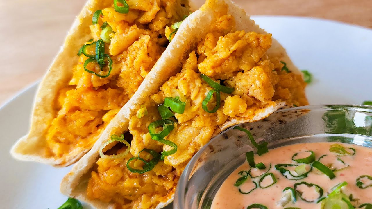Spicy scrambled eggs in pita pockets | Easy sriracha mayo breakfast recipe!