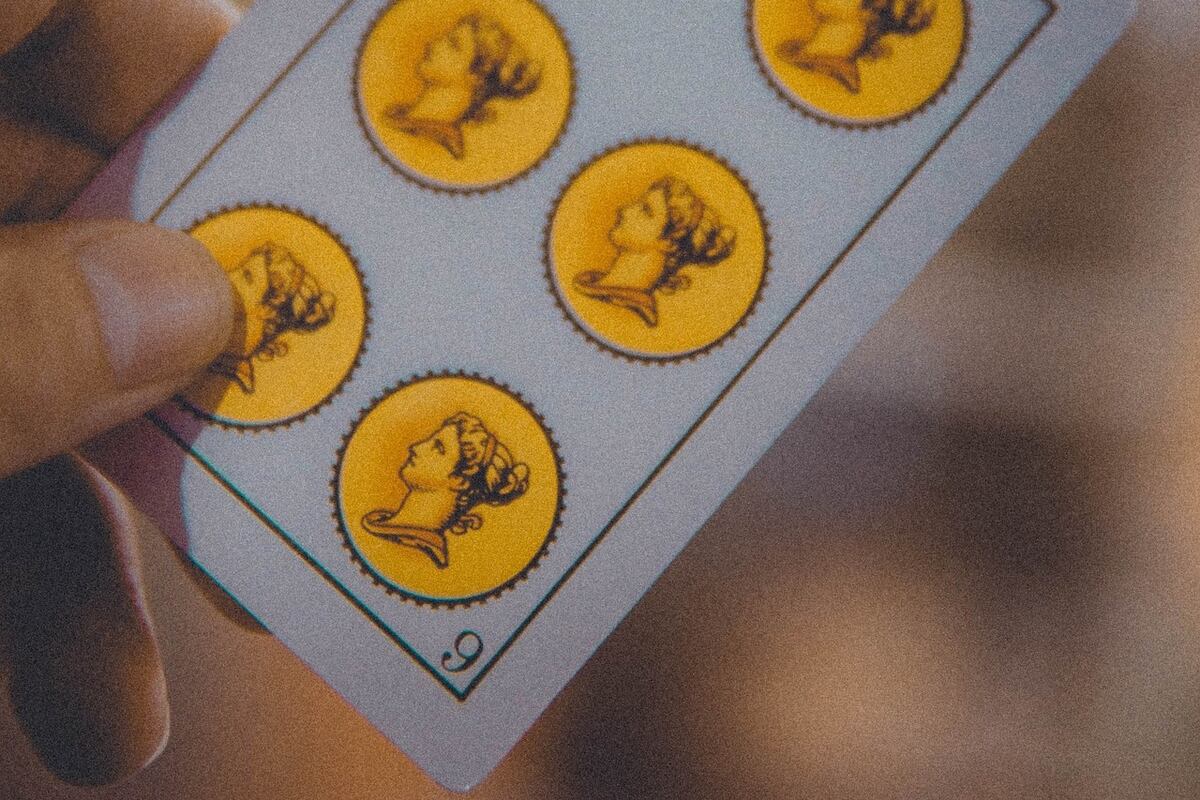 O baralho espanhol mandou avisar os signos de Libra, Escorpião e Sagitário