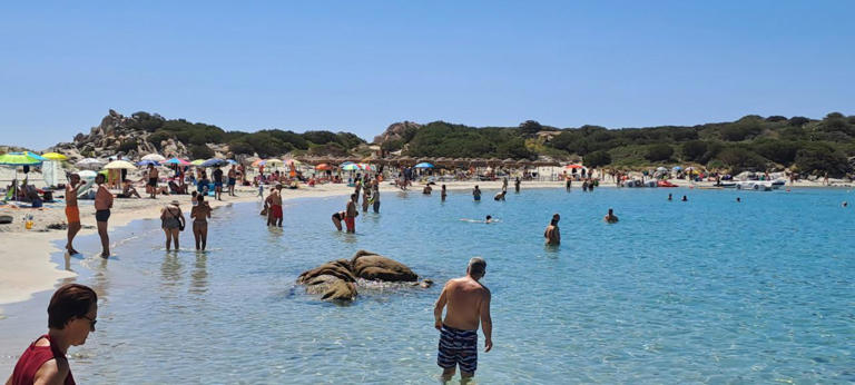 Spiaggia Villasimius, dopo rogo 2025 numero chiuso e limiti a ombrelloni