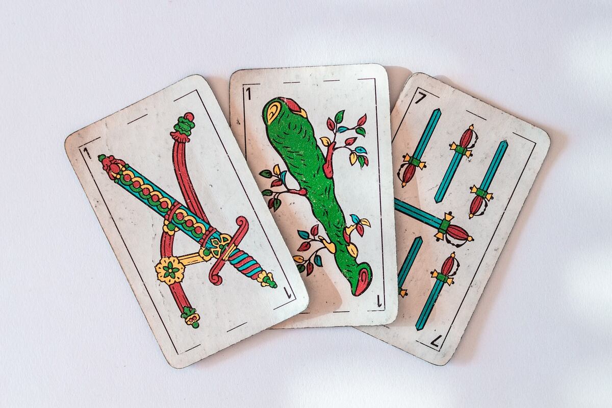 O baralho espanhol mandou avisar os signos de Capricórnio, Aquário e Peixes