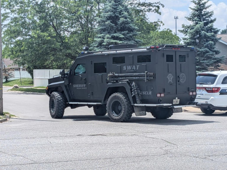 Police cordon off part of Fort Wayne apartment complex in attempt to ...