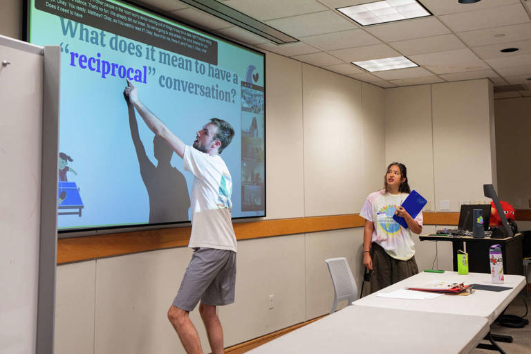 'Love on the Spectrum' inspires a dating class at UT for students with ...