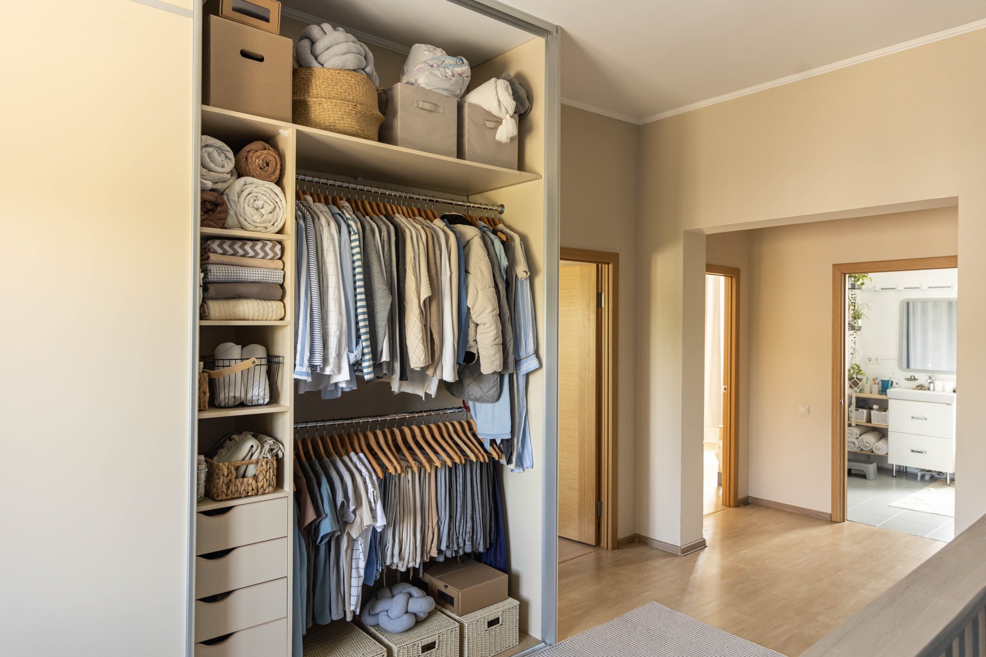 O que significa quando o guarda-roupa faz estalos durante a noite?