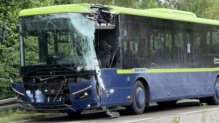 In Bayern sind am Mittwoch ein Reisebus mit Schulkindern und ein Linienbus zusammengestoßen. Mehrere Personen wurden verletzt, darunter drei Kinder.