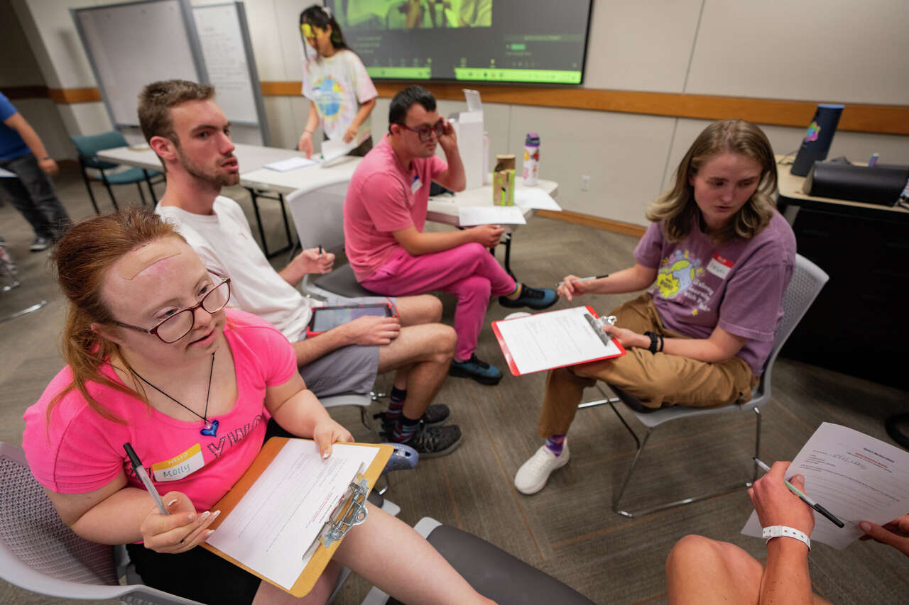 'Love on the Spectrum' inspires a dating class at UT for students with ...