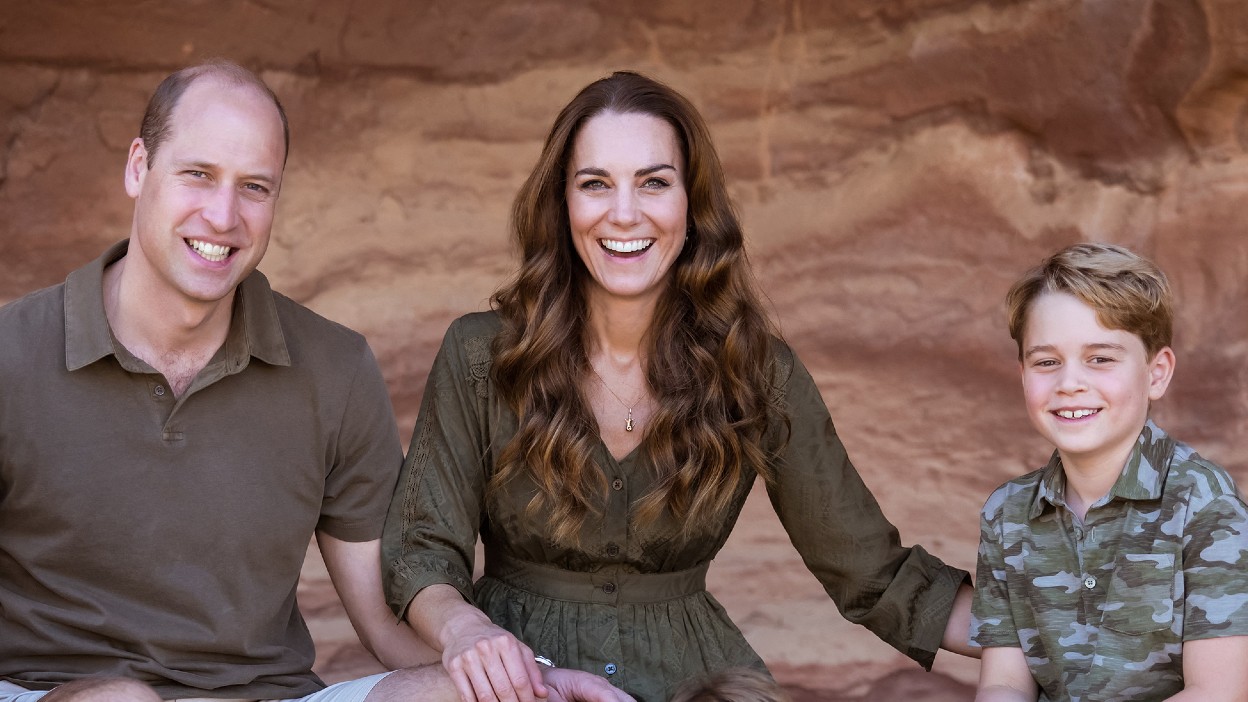 Prince William, Kate Middleton and Prince George pose together in 2021. By: MEGA