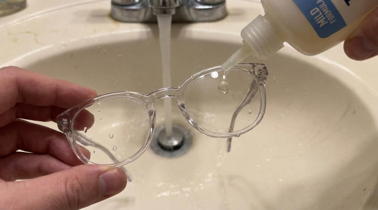 Sem álcool e sem papel toalha: a maneira correta de limpar as lentes ...