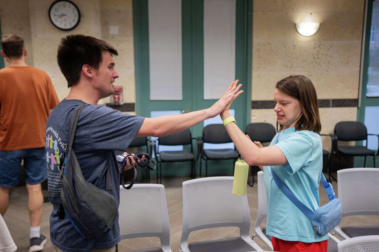 'Love on the Spectrum' inspires a dating class at UT for students with ...