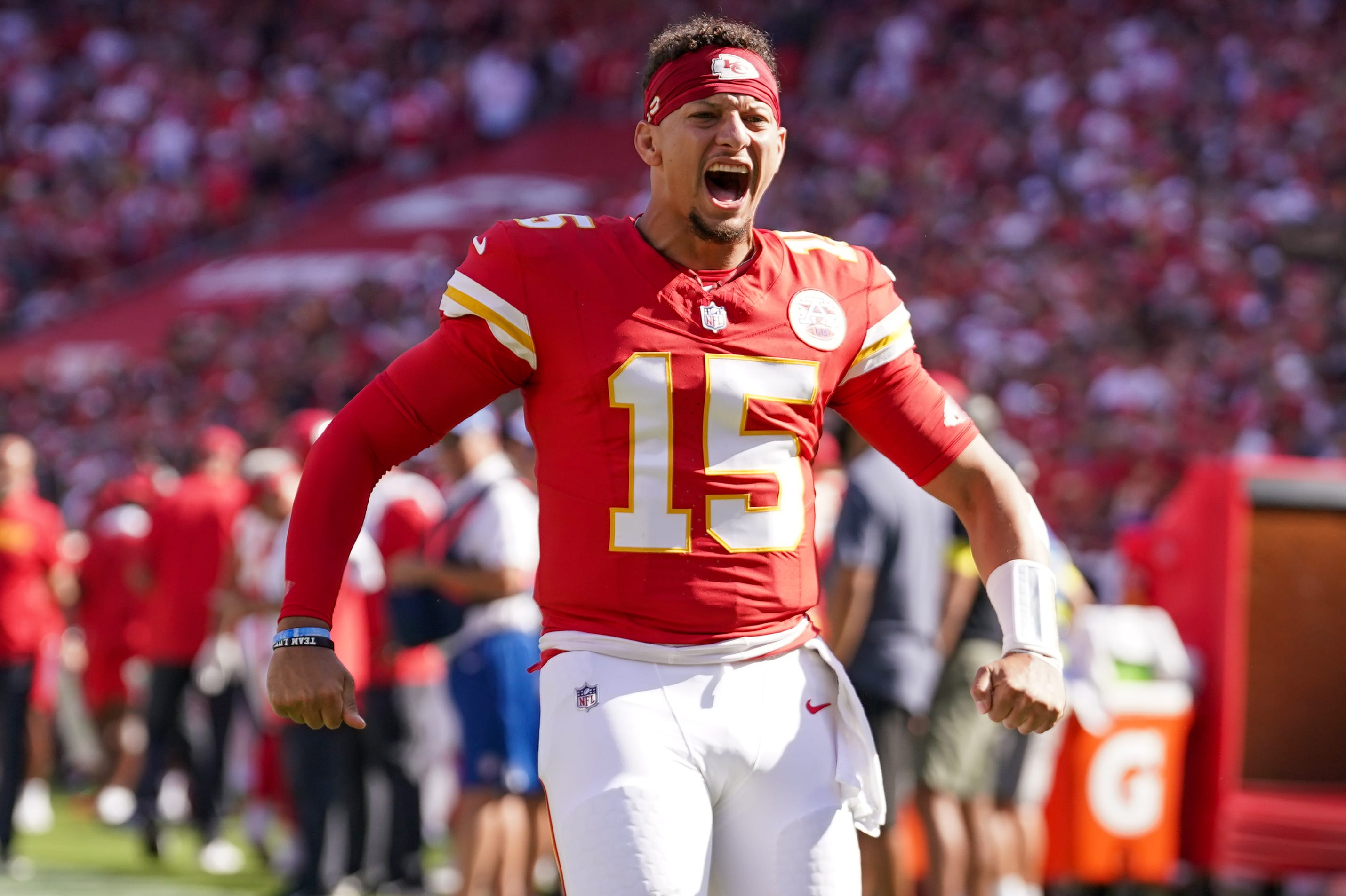 Chiefs QB Patrick Mahomes makes history with record contract extension