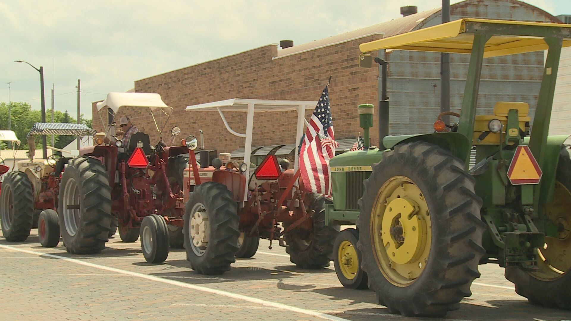 Tractor relay across Nebraska brings together enthusiasts, honors memories