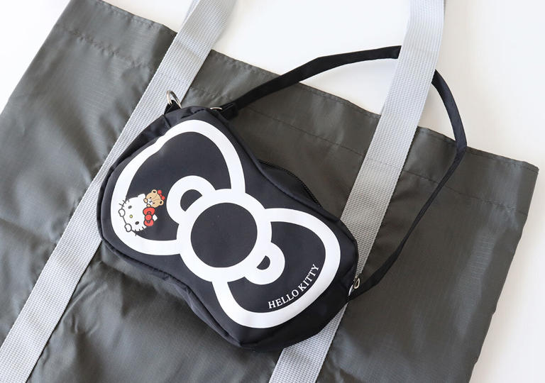 mini7月号の付録はモノトーンが大人可愛い♡見た目以上に入る!キティのリボン型ミニバッグ