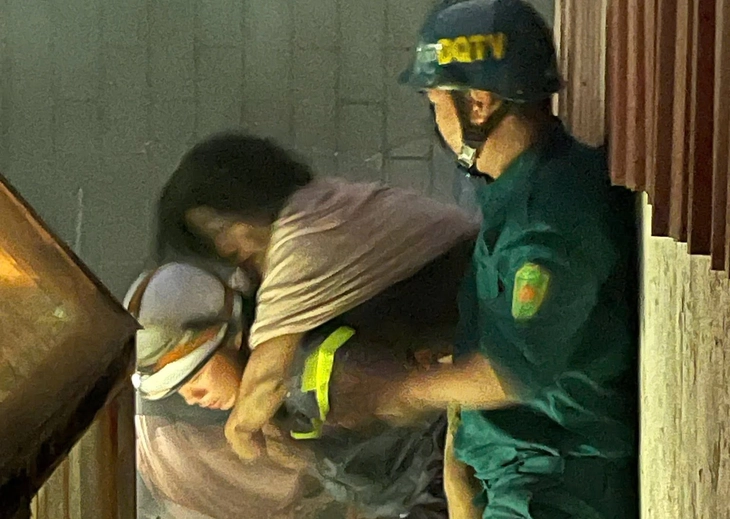 Cứu 4 người trong vụ cháy nhà tại khu tập thể lúc rạng sáng