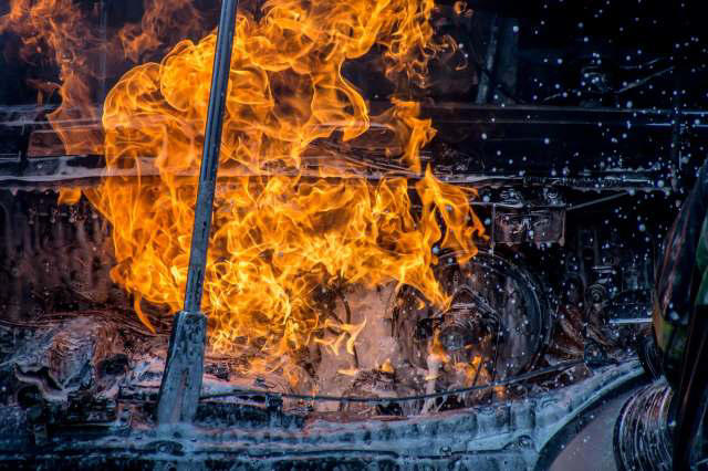 Expert demonstrates why an 'extinguished' EV fire can suddenly roar ...