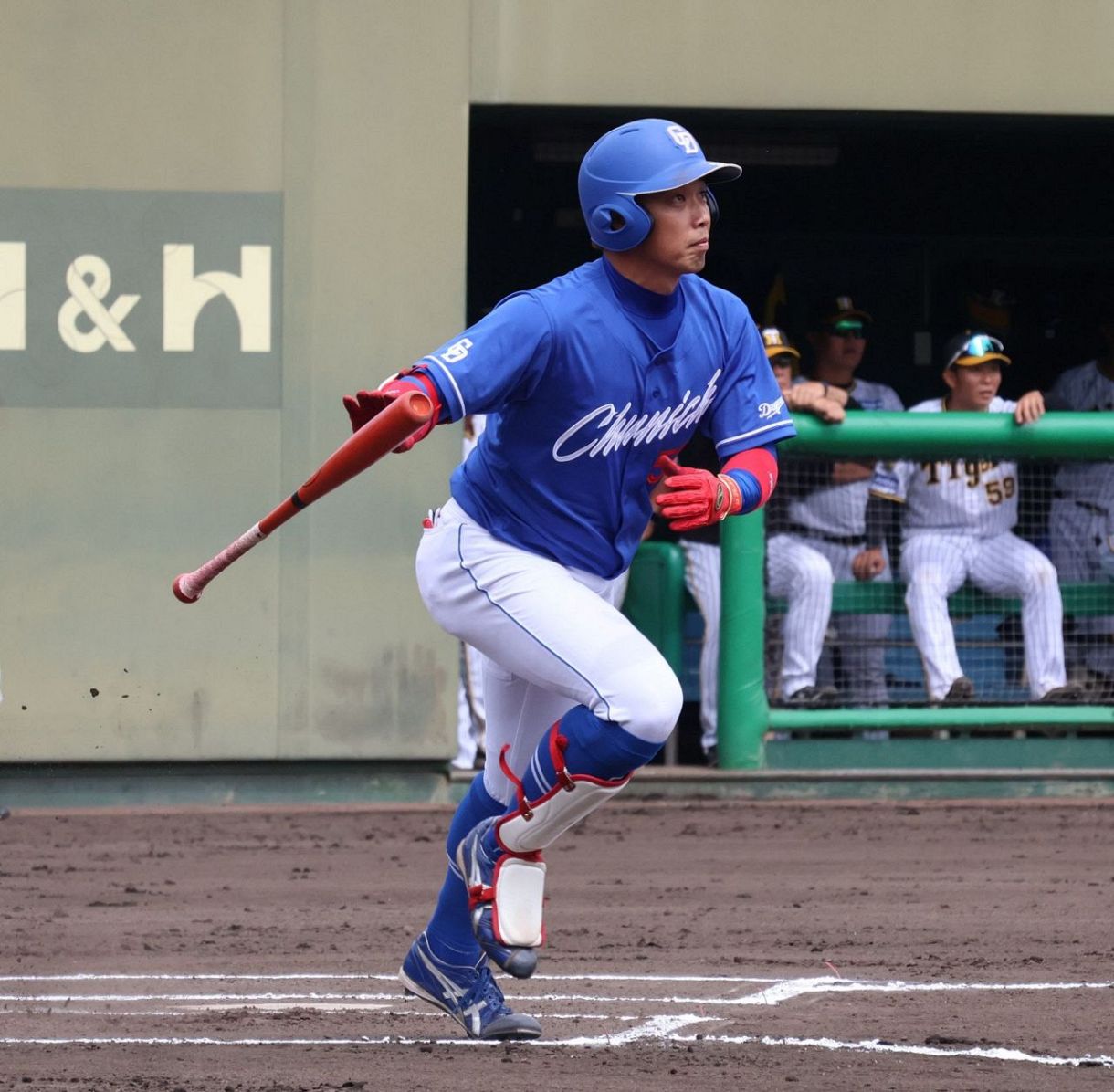 NPB バット 加藤翔平 プロってすごい」元中日・加藤翔平さん、現役時代と変わらぬ美技で